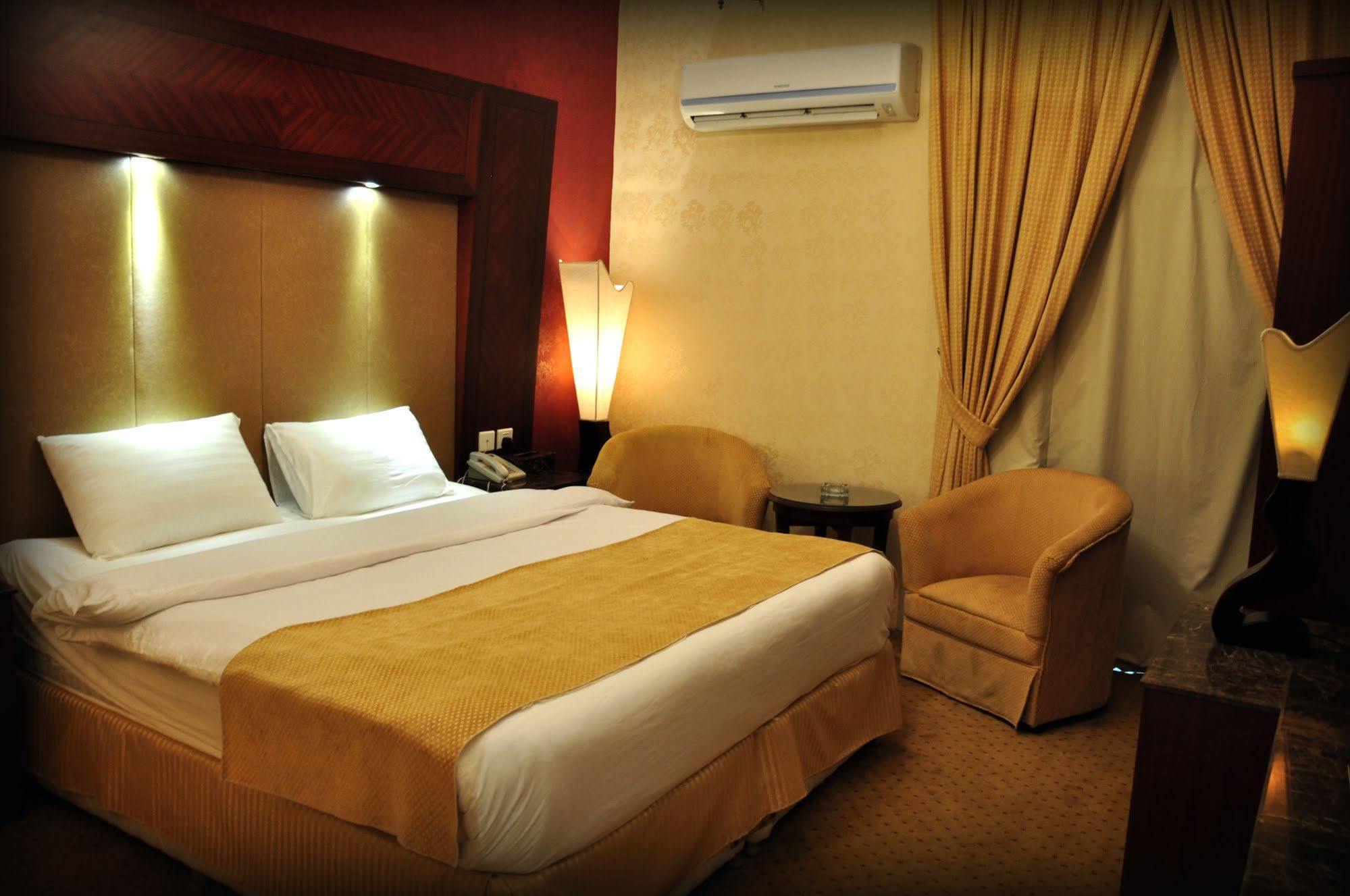 Al Higgi Hotel Янбу Экстерьер фото
